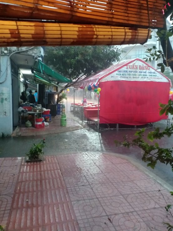 Đặt tiệc tại nhà Sóng Thần Dĩ An